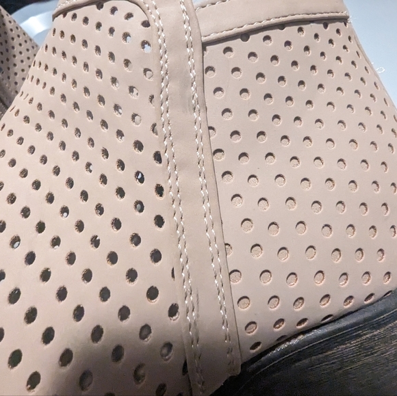 Bamboo women’s ankle boots, tan size 9 Like new condition super nice! - Picture 3 of 6